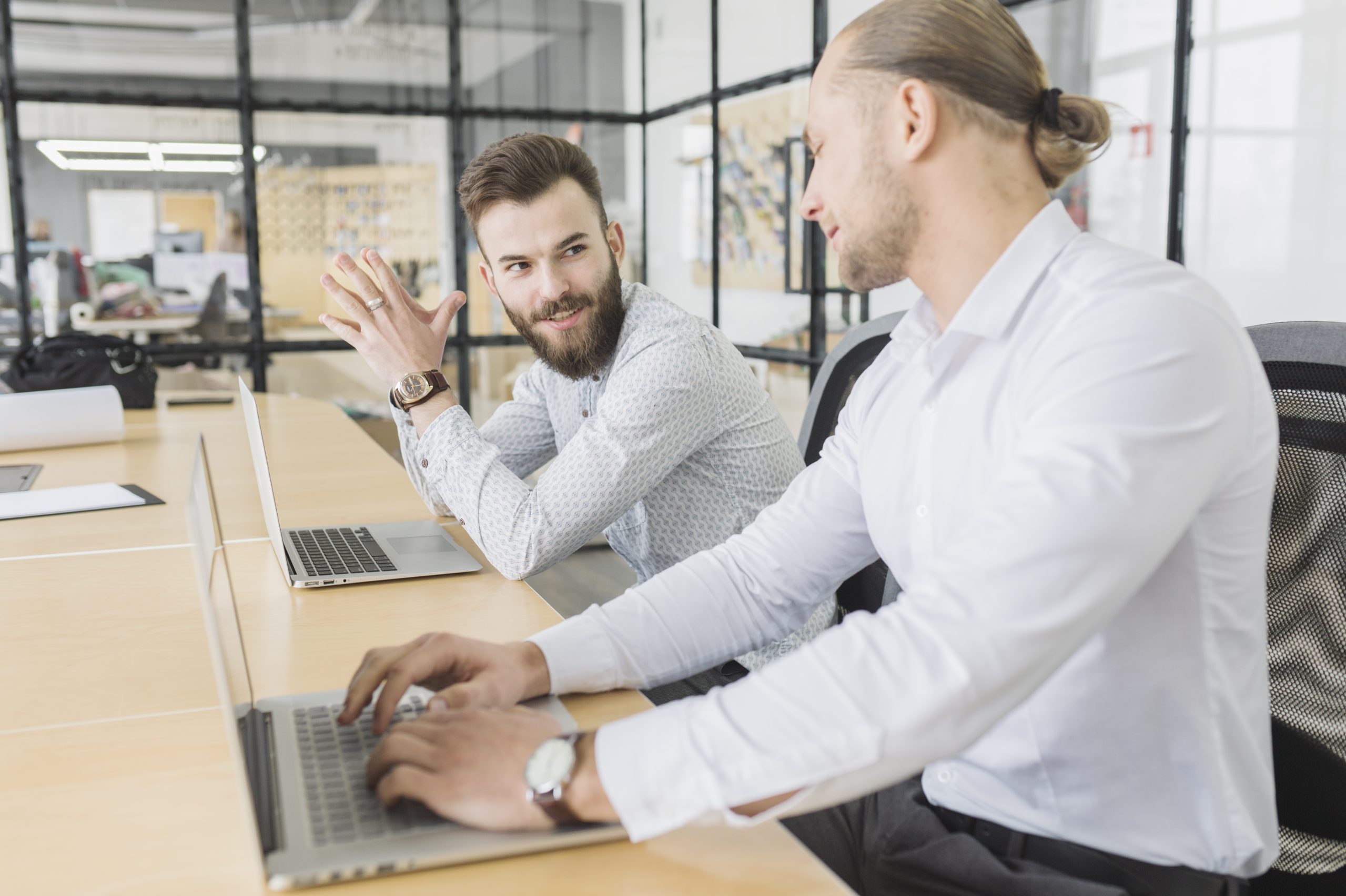 business-people-working-with-laptop-office